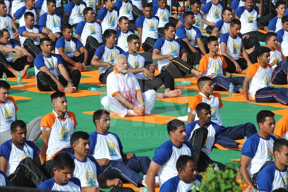 Modi, 50 bin kişiyle yoga yaptı