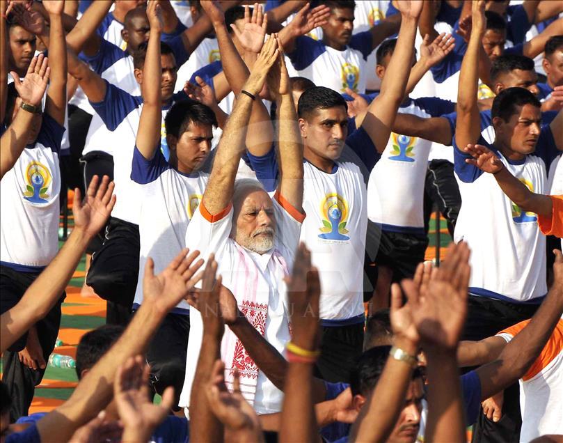 Primer ministro de India participa en una sesión masiva de Yoga