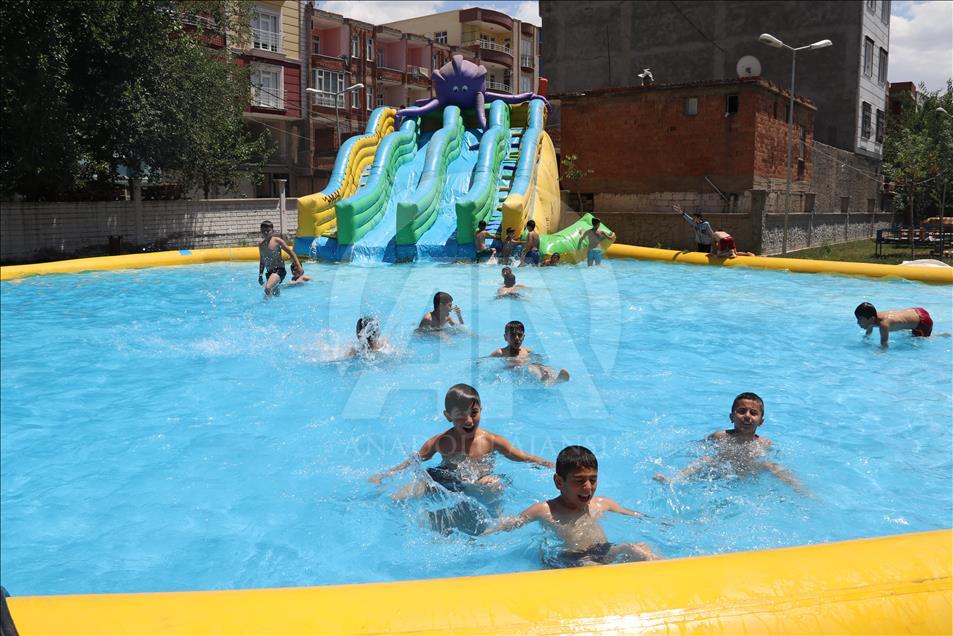 Görevlendirme yapılan belediyeden çocuklara yüzme havuzu