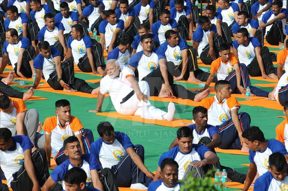 Primer ministro de India participa en una sesión masiva de Yoga