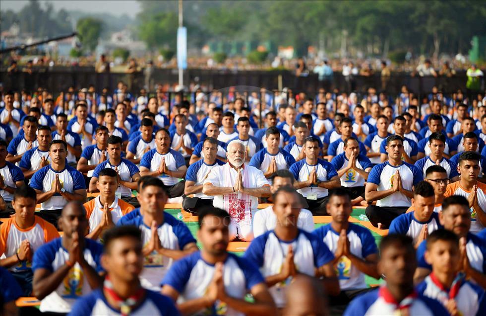 Primer ministro de India participa en una sesión masiva de Yoga