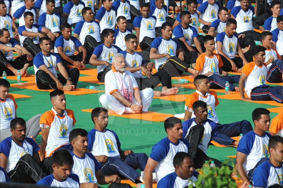 Primer ministro de India participa en una sesión masiva de Yoga