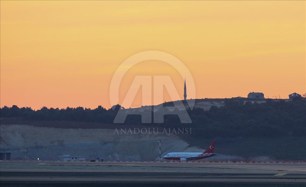 В новом аэропорту Стамбула приземлился первый самолет