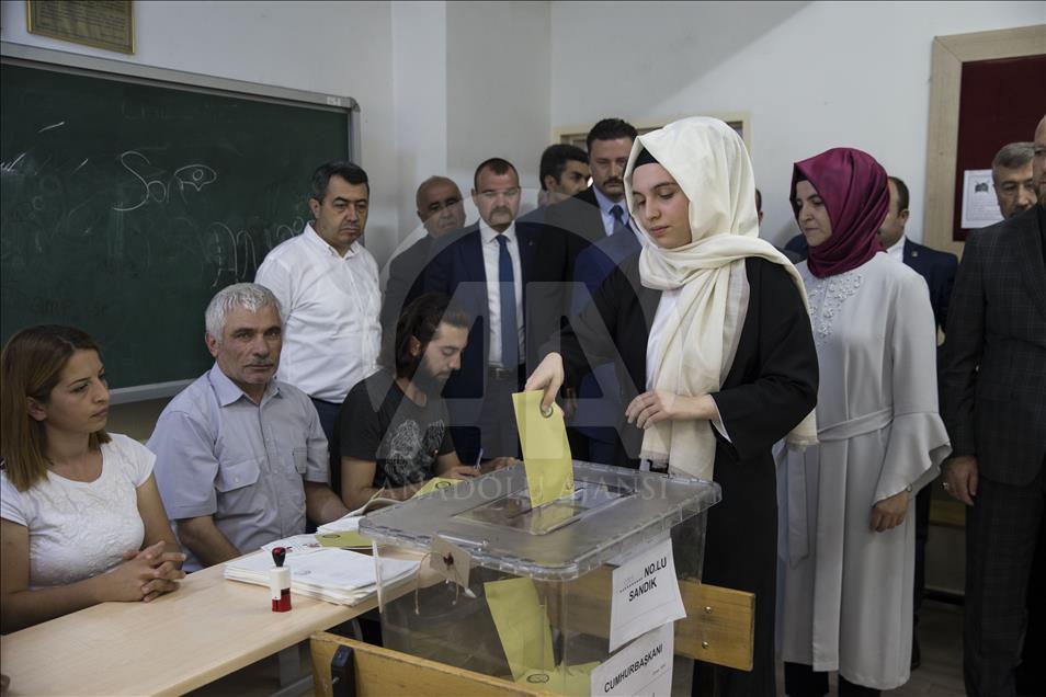 زعيم "الاتحاد الكبير" يدلي بصوته في الانتخابات التركية
