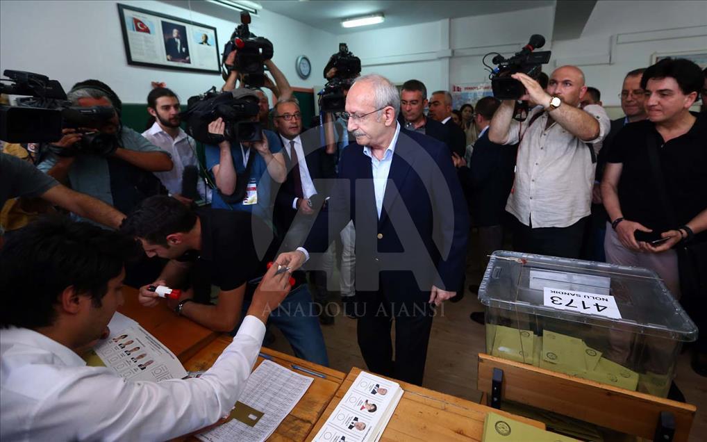 Líder opositor Kemal Kilicdaroglu deposita su voto en Turquía