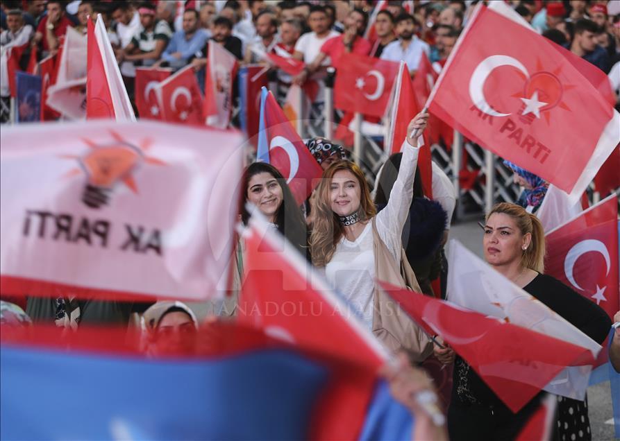 Izbori u Turskoj:  Građani se okupljaju ispred sjedišta AK partije