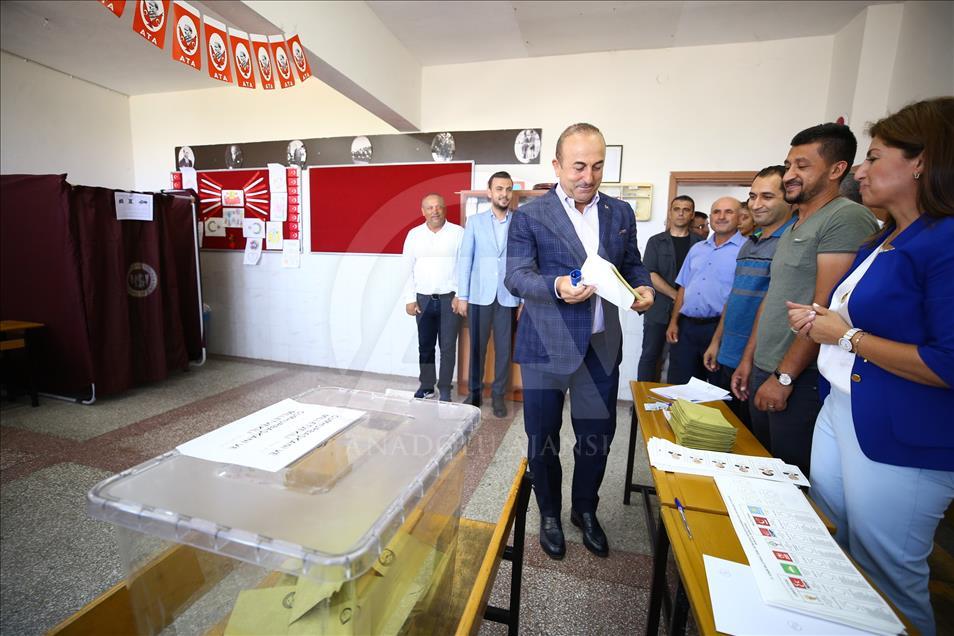 وزیر امور خارجه ترکیه رای خود را به صندوق انداخت

