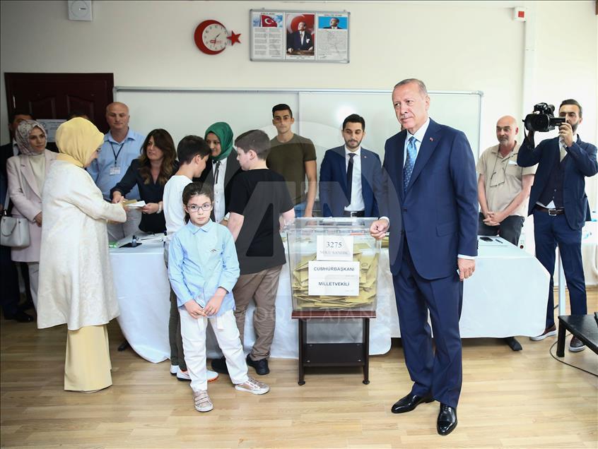 أردوغان: نسبة المشاركة الشعبية في الانتخابات "جيدة"
