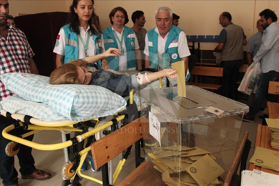 Oyunu sedye üzerinde kullandı