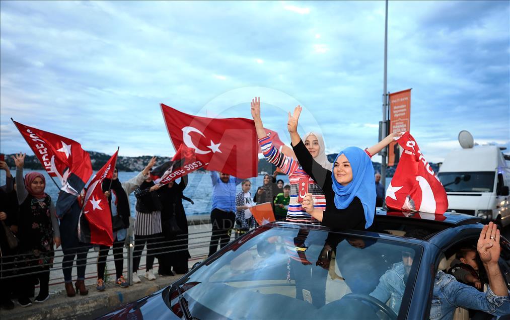 بدء إحتفالات نجاح أردوغان في الإنتخابات الرئاسية في شوراع مدينة إسطنبول
