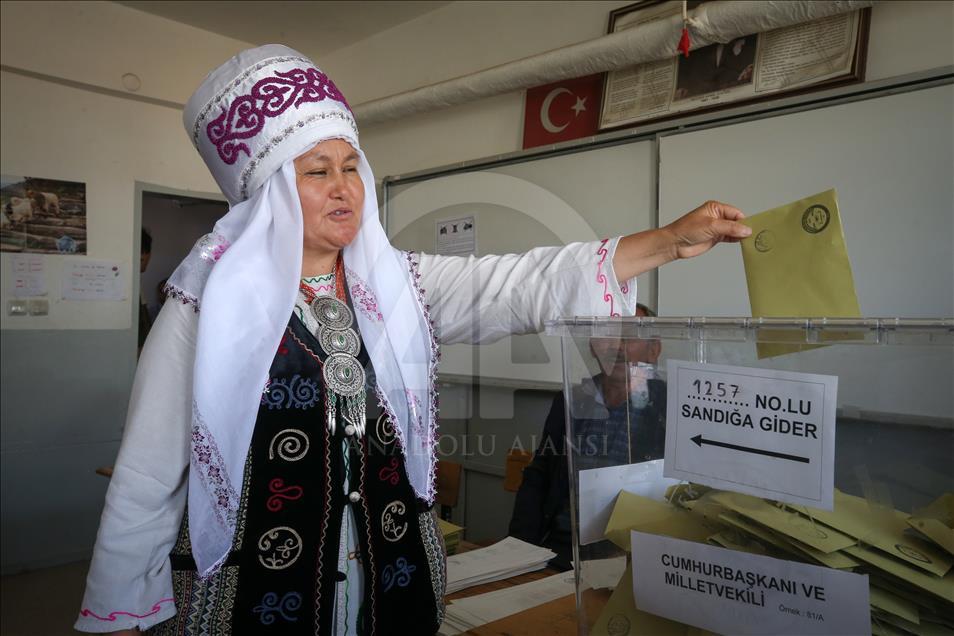 Убавината на демократијата во Турција: На гласање во традиционални носии