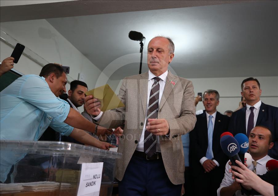 محرم اینجه نامزد حزب جمهوری خلق ترکیه رای خود را به صندوق انداخت
