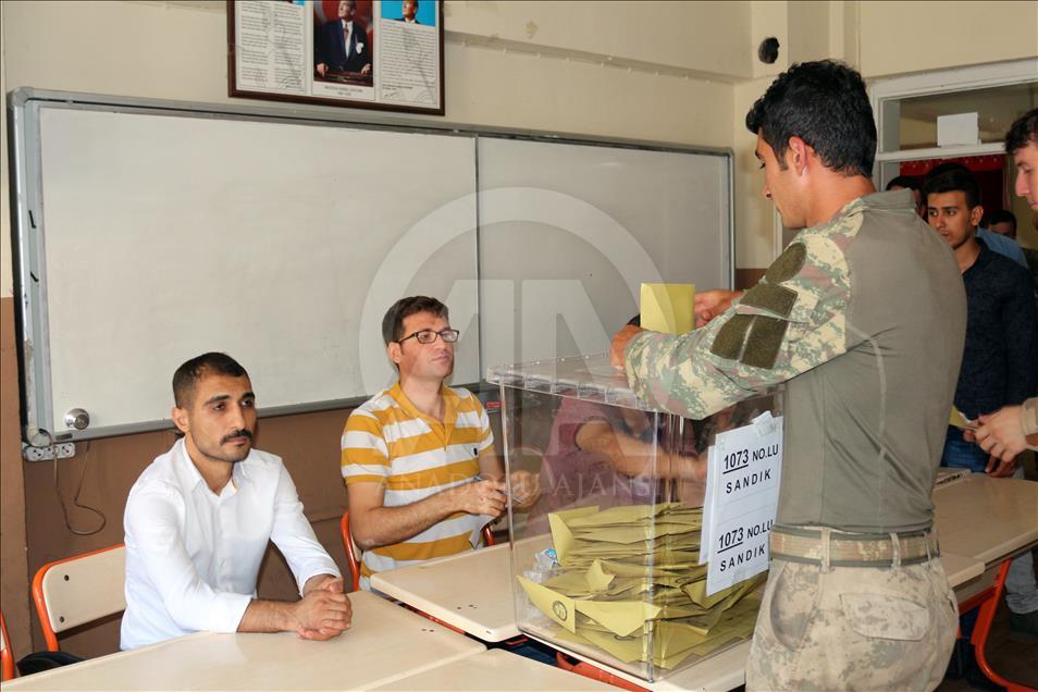 В Турции выбирают президента и парламент 