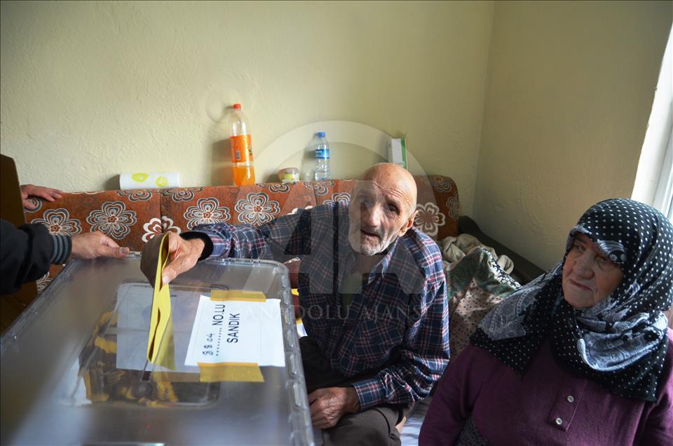 Seyyar sandıkla oylarını kullandılar