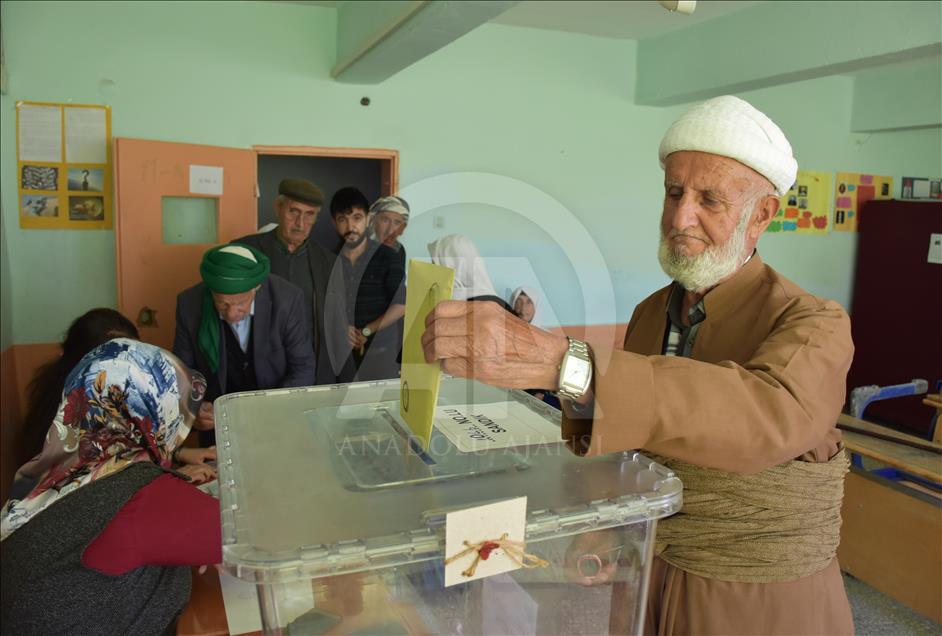 انطلاق عملية الاقتراع في الانتخابات الرئاسية والبرلمانية بتركيا
