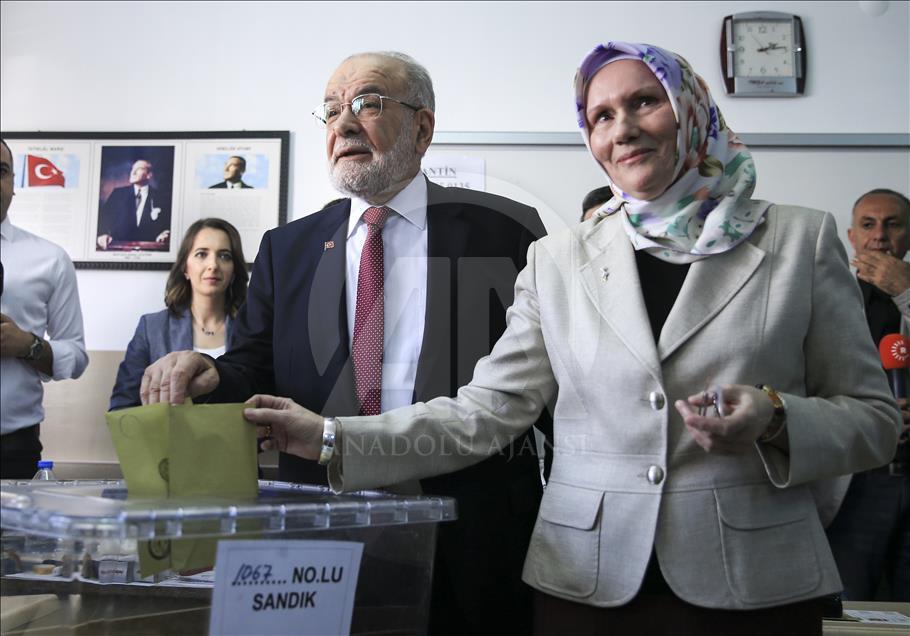 Cumhurbaşkanı adayı Karamollaoğlu, oyunu kullandı