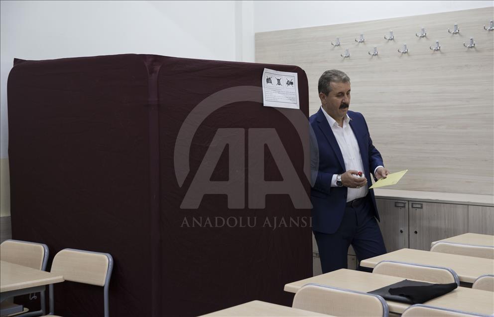 رهبر حزب اتحاد بزرگ ترکیه رای خود را به صندوق انداخت
