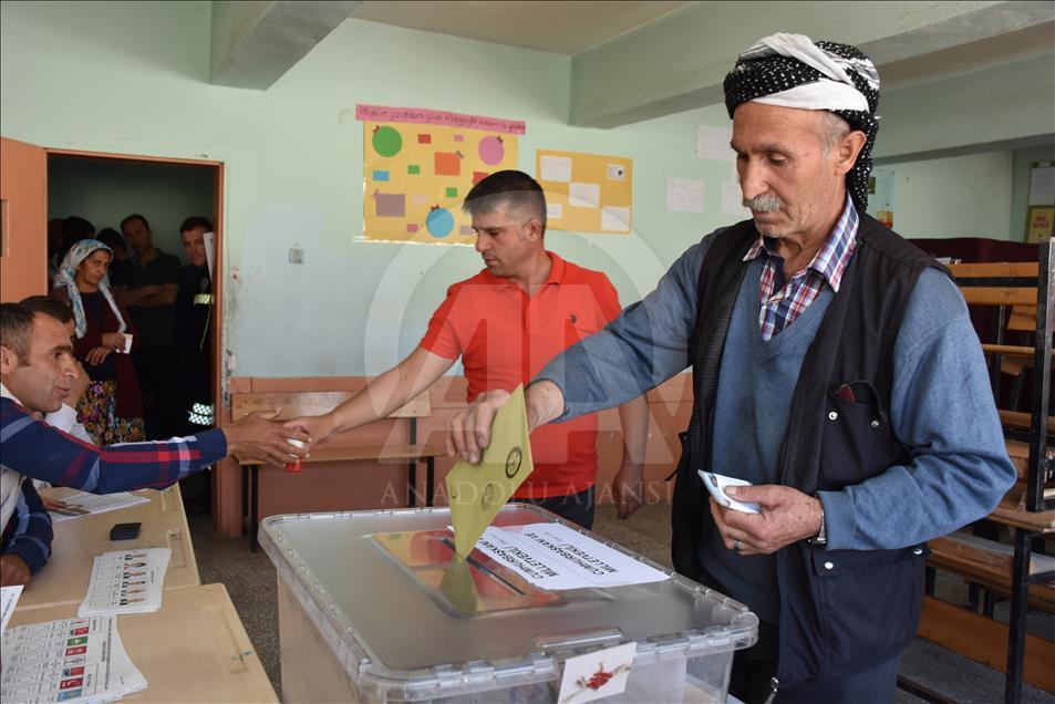 انطلاق عملية الاقتراع في الانتخابات الرئاسية والبرلمانية بتركيا
