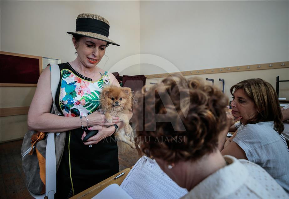 Необични глетки од изборите во Турција: На гласање со домашни миленичиња