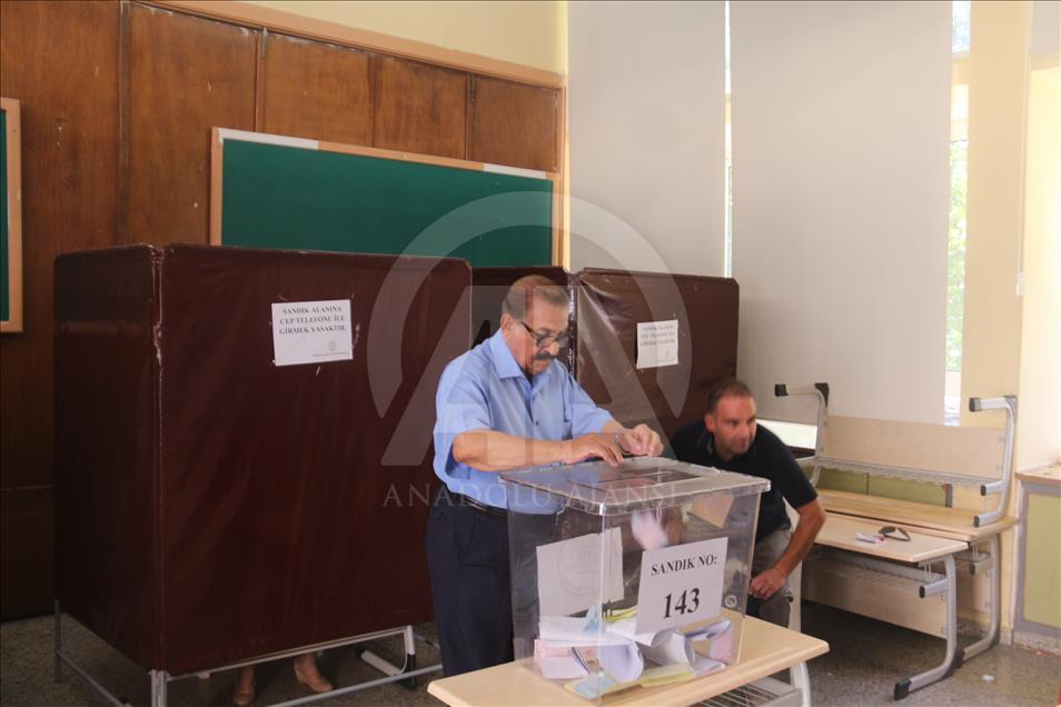 القبارصة الأتراك يدلون بأصواتهم في الانتخابات المحلية
