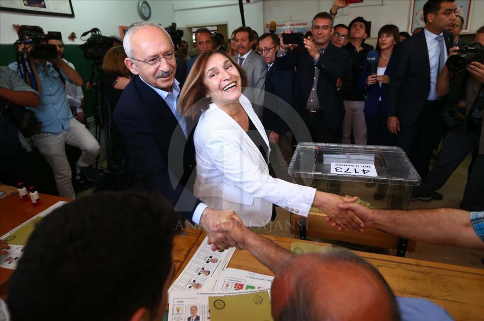 Líder opositor Kemal Kilicdaroglu deposita su voto en Turquía
