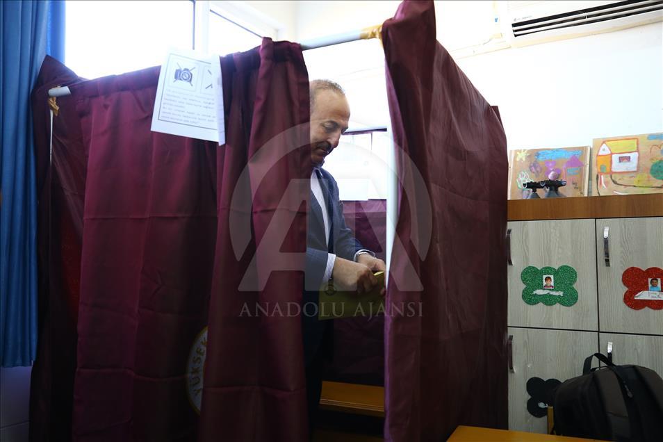 وزیر امور خارجه ترکیه رای خود را به صندوق انداخت
