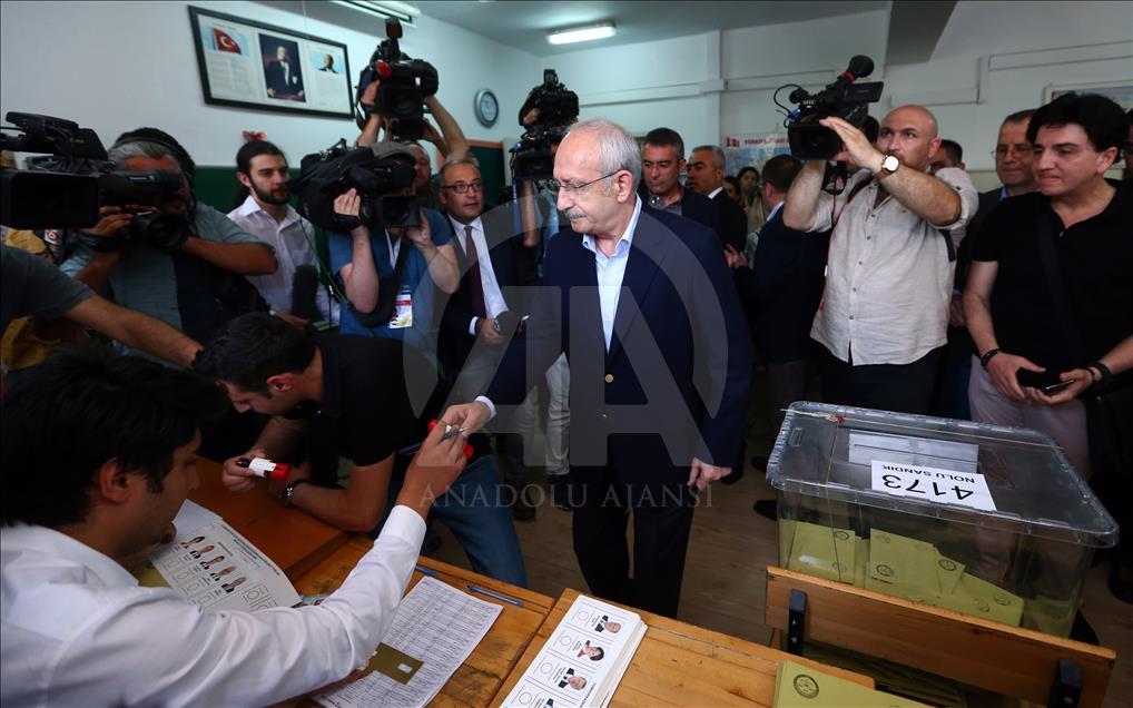 رئیس حزب جمهوری‌ خلق رای خود را به صندوق انداخت