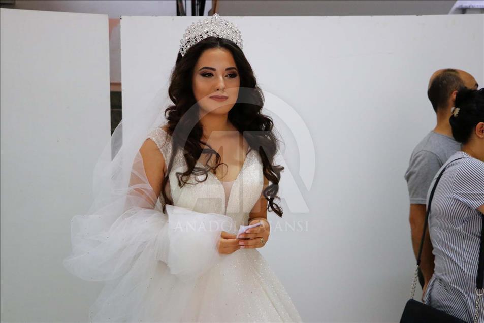 Novia turca deposita su voto antes de la ceremonia nupcial