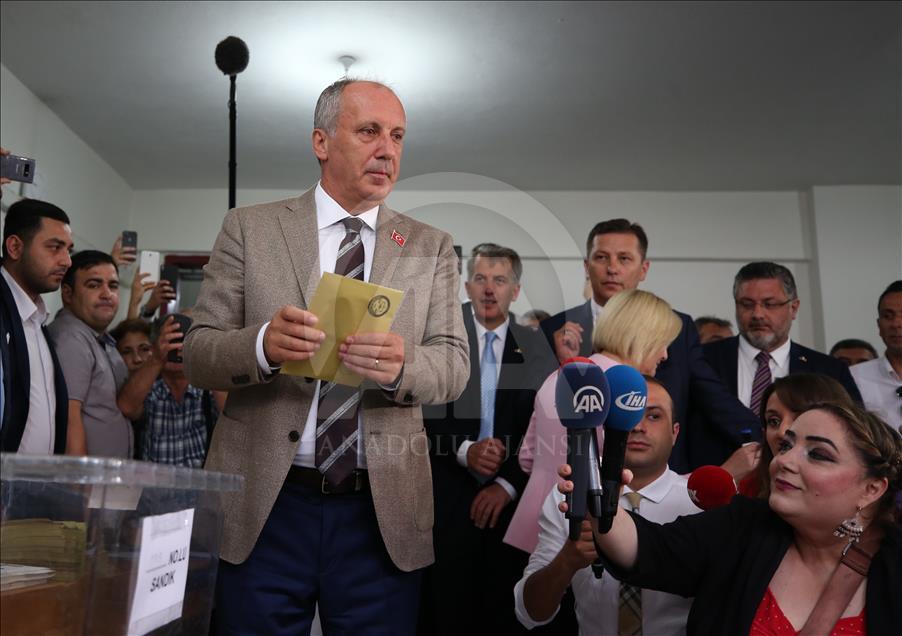 محرم اینجه نامزد حزب جمهوری خلق ترکیه رای خود را به صندوق انداخت