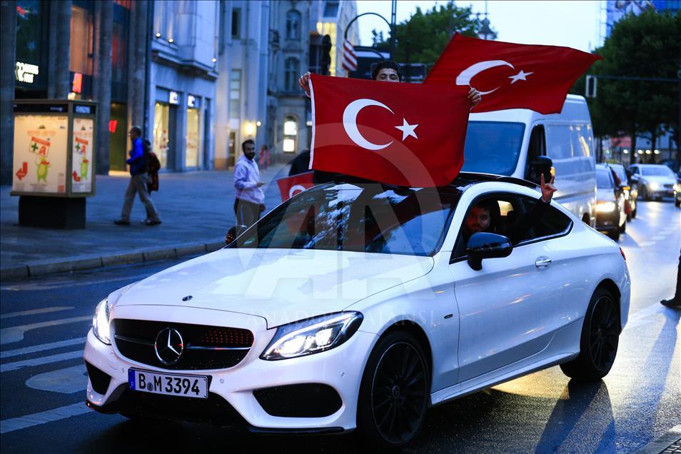 الأتراك في عواصم أوروبية يحتفلون بفوز أردوغان في الانتخابات