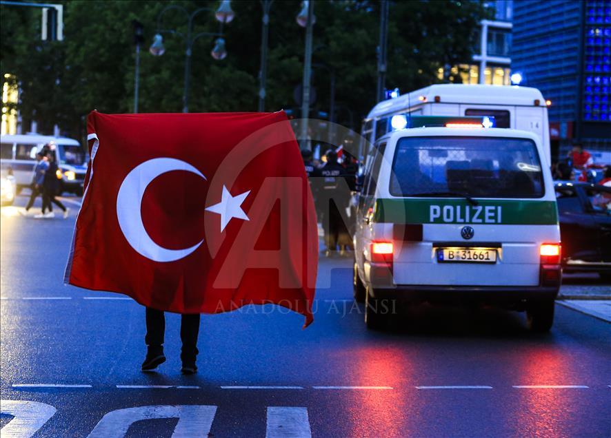 الأتراك في عواصم أوروبية يحتفلون بفوز أردوغان في الانتخابات