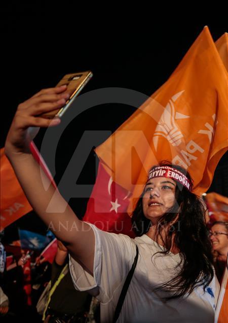 مواطنون أتراك في إزمير يحتفلون بفوز أردوغان
