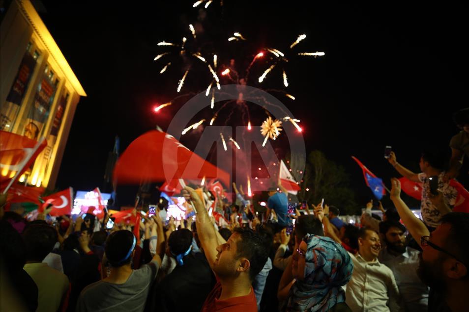 Pendukung Partai AK rayakan kemenangan di Ankara
