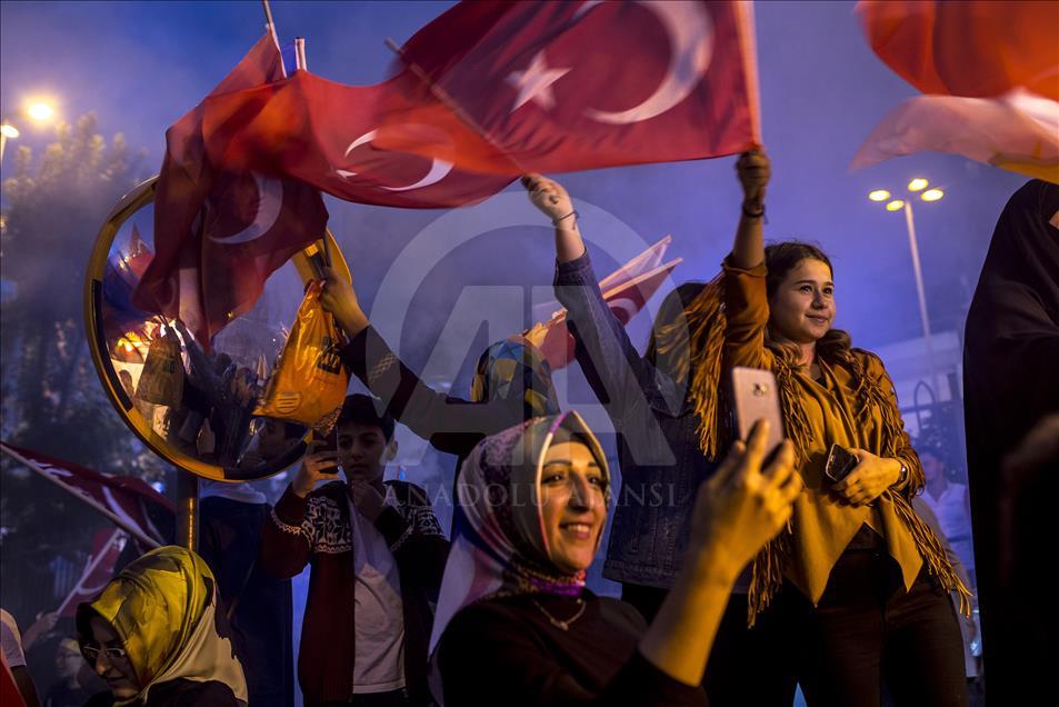 احتفالات جماهيرية في إسطنبول بفوز أردوغان بالانتخابات
