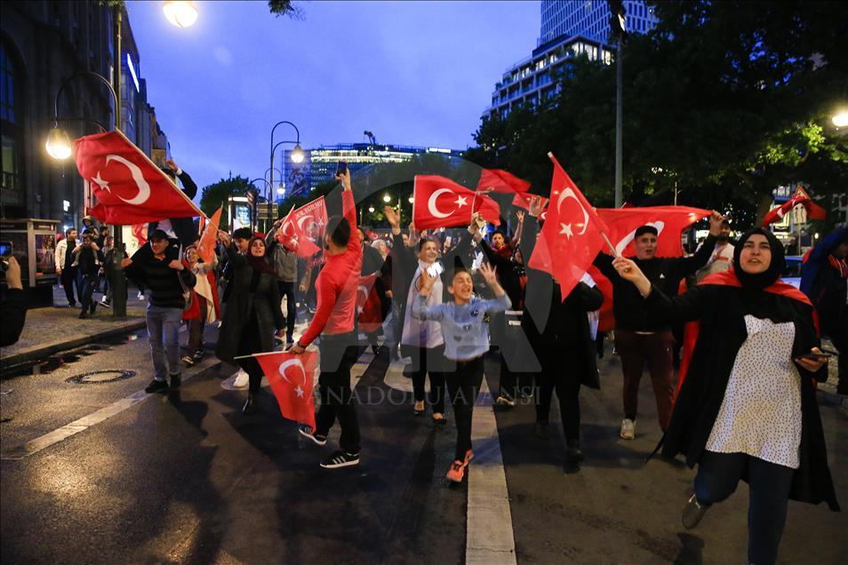 الأتراك في عواصم أوروبية يحتفلون بفوز أردوغان في الانتخابات 1