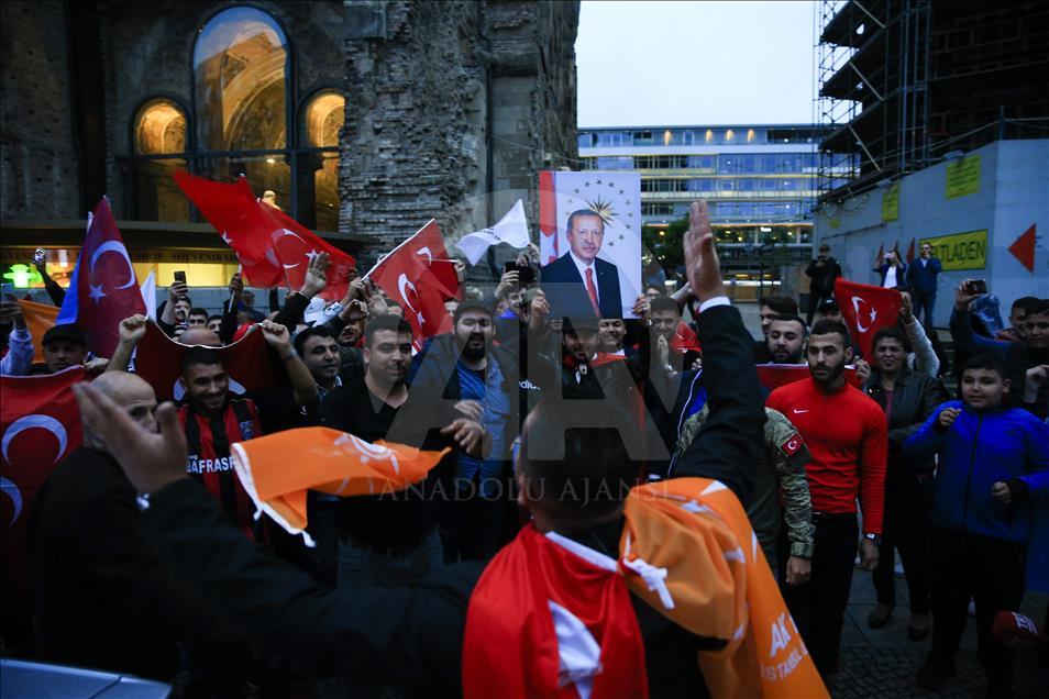 الأتراك في عواصم أوروبية يحتفلون بفوز أردوغان في الانتخابات