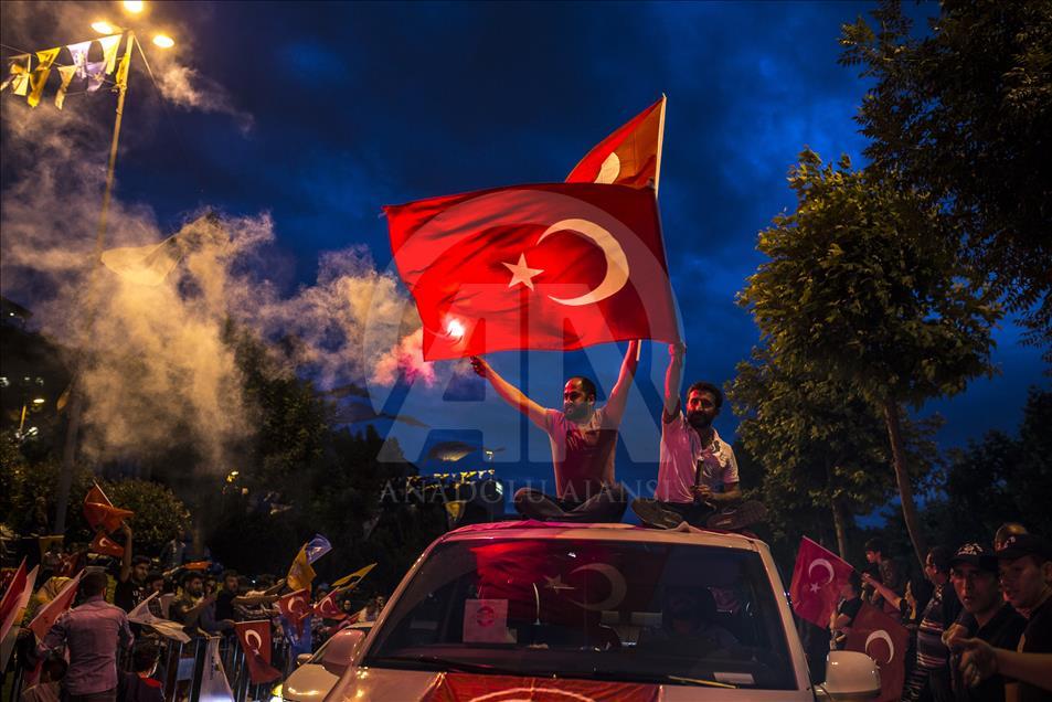 احتفالات جماهيرية في إسطنبول بفوز أردوغان بالانتخابات
