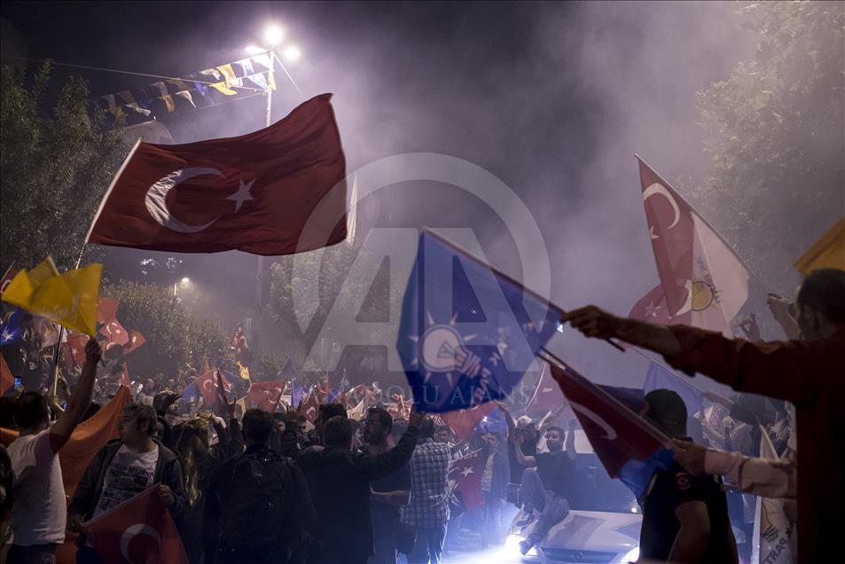 احتفالات جماهيرية في إسطنبول بفوز أردوغان بالانتخابات
