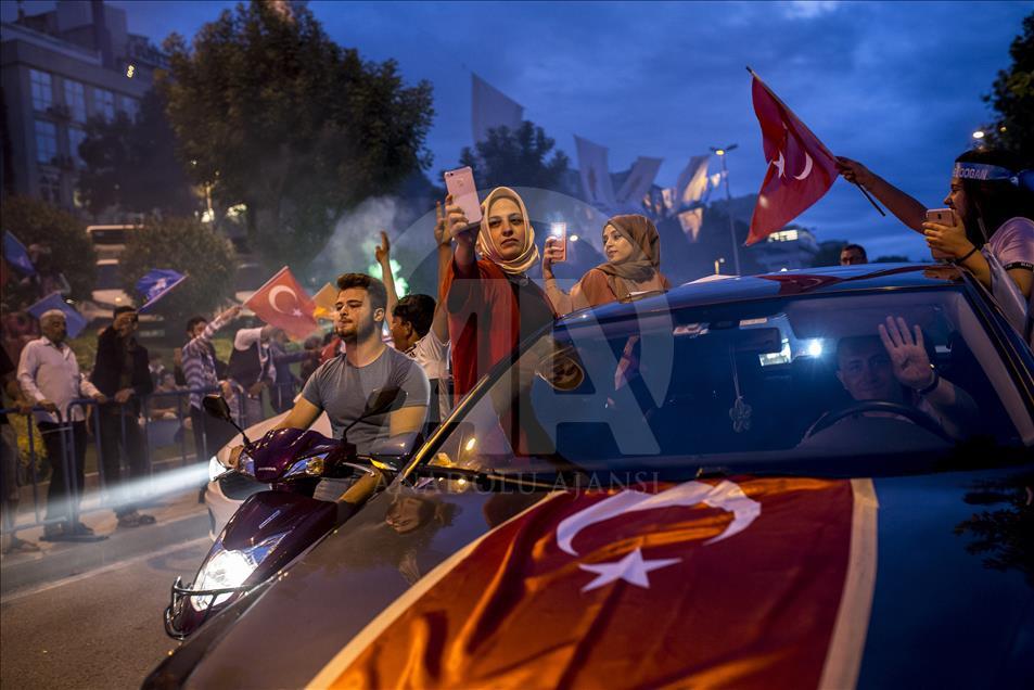 احتفالات جماهيرية في إسطنبول بفوز أردوغان بالانتخابات
