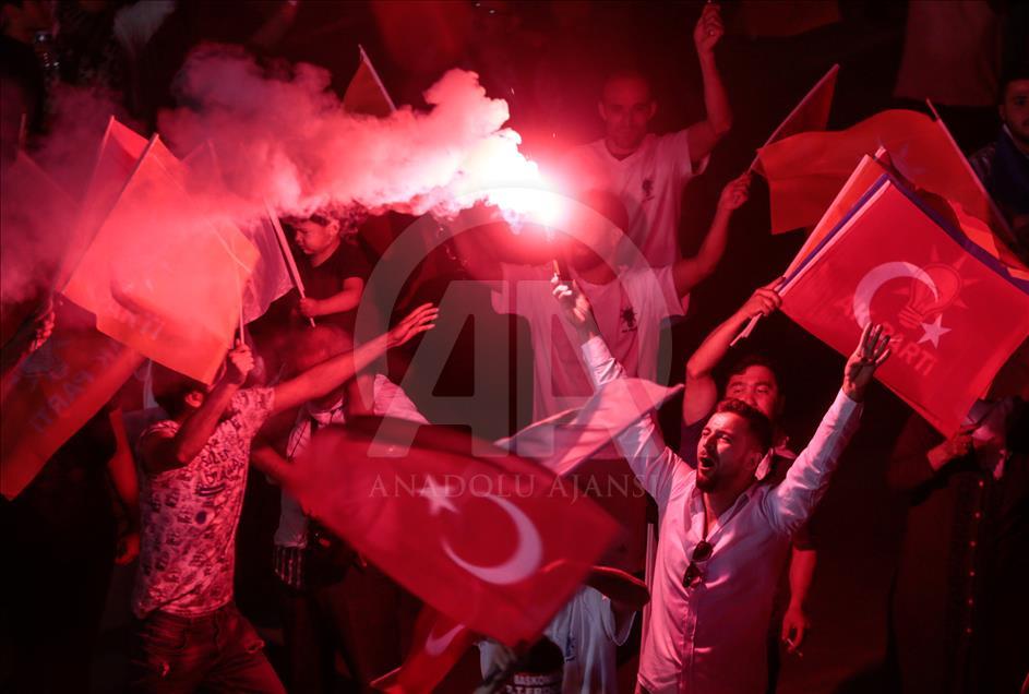 مواطنون أتراك في إزمير يحتفلون بفوز أردوغان
