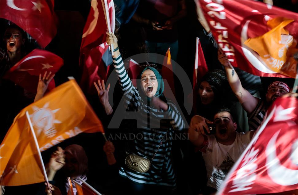 مواطنون أتراك في إزمير يحتفلون بفوز أردوغان
