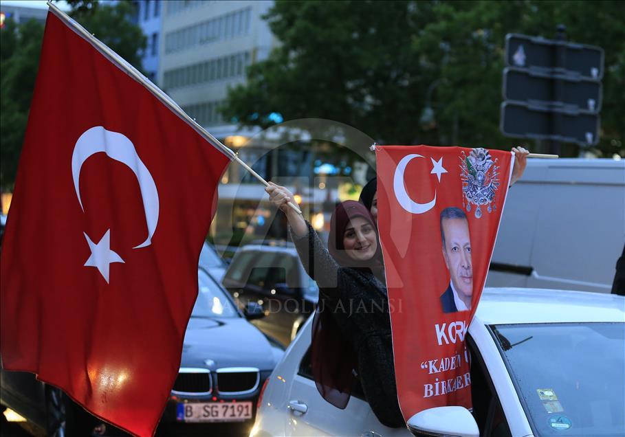 الأتراك في عواصم أوروبية يحتفلون بفوز أردوغان في الانتخابات