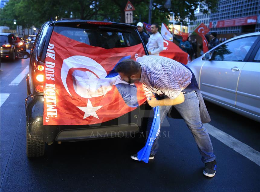 الأتراك في عواصم أوروبية يحتفلون بفوز أردوغان في الانتخابات