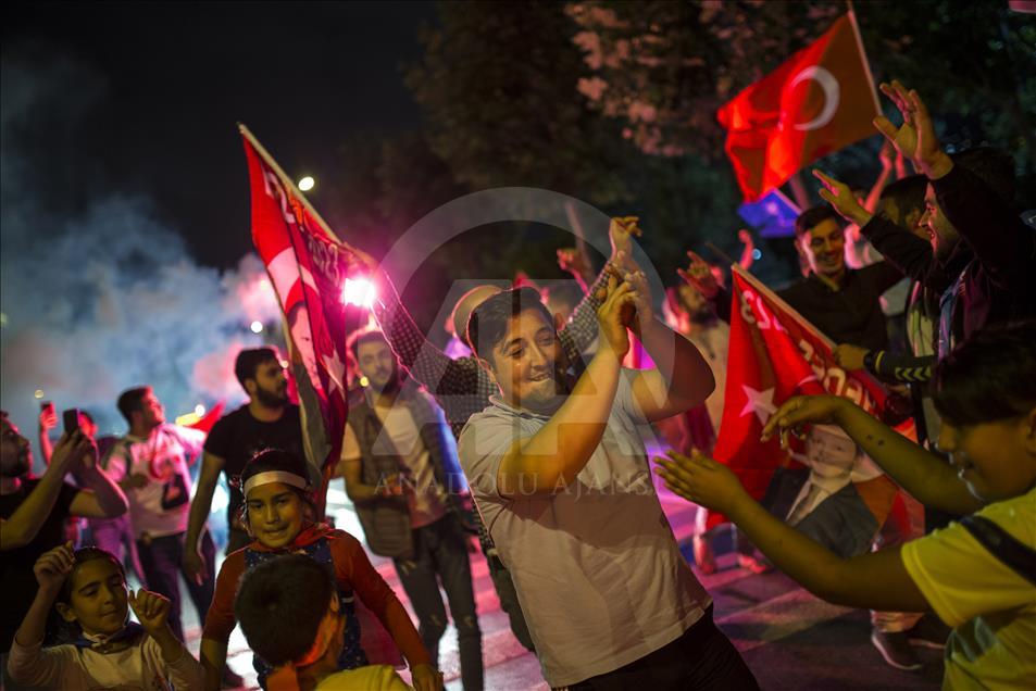 احتفالات جماهيرية في إسطنبول بفوز أردوغان بالانتخابات
