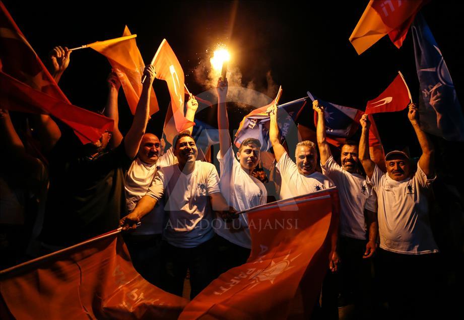 مواطنون أتراك في إزمير يحتفلون بفوز أردوغان
