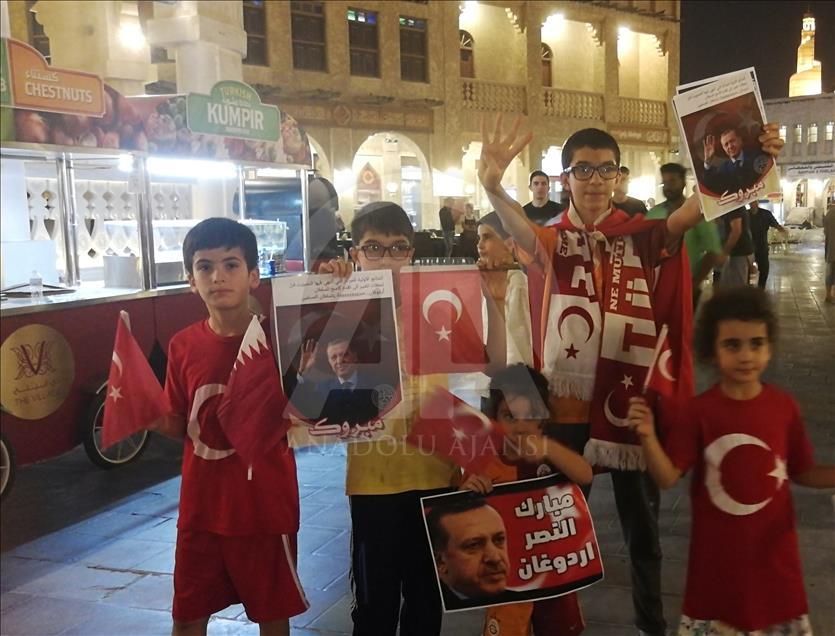 بتوزيع الحلوى..قطريون وأتراك بالدوحة يحتلفون بفوز أردوغان
