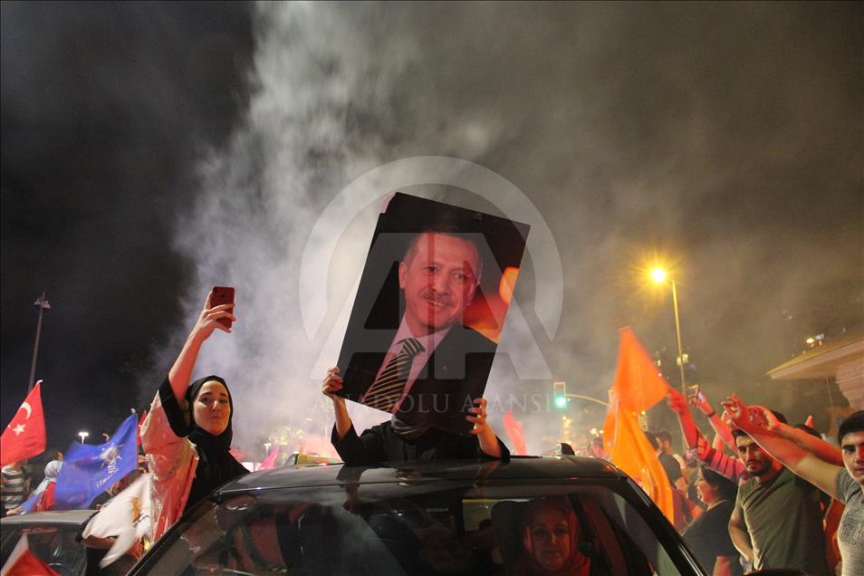 احتفالات جماهيرية في إسطنبول بفوز أردوغان بالانتخابات
