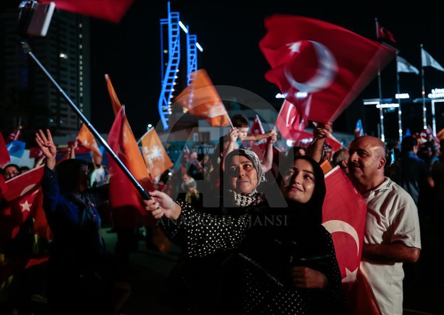 مواطنون أتراك في إزمير يحتفلون بفوز أردوغان
