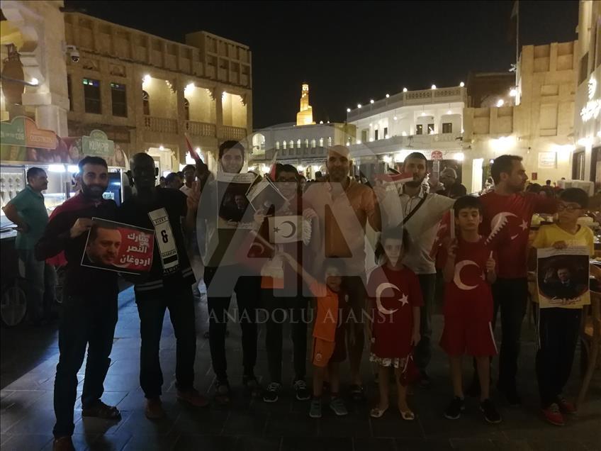 بتوزيع الحلوى..قطريون وأتراك بالدوحة يحتلفون بفوز أردوغان
