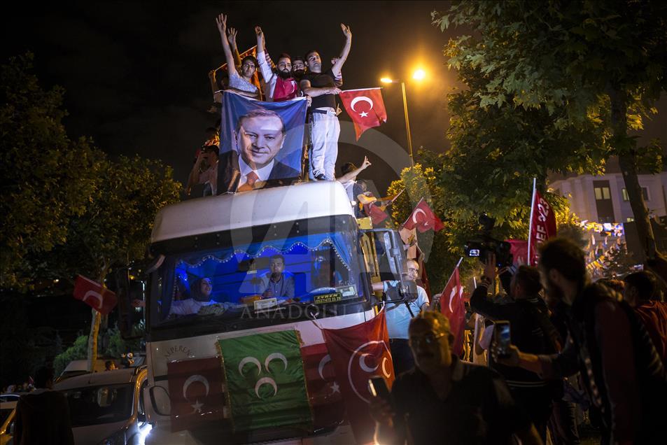 احتفالات جماهيرية في إسطنبول بفوز أردوغان بالانتخابات
